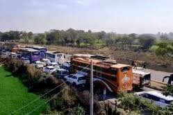 Mahakumbh Jaam: प्रयागराज में श्रद्धालुओं का सैलाब, 30 किमी लंबे जाम में फंसे लोग, हालात बेकाबू 2 image 83