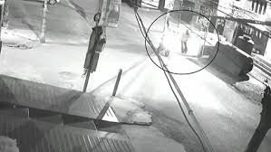 Amritsar News: अमृतसर में दहशत: बाइक सवार युवकों ने बम फेंक कर किए धमाके, मचा हड़कंप; वीडियो आए सामने 2 image 142