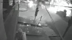Amritsar News: अमृतसर में दहशत: बाइक सवार युवकों ने बम फेंक कर किए धमाके, मचा हड़कंप; वीडियो आए सामने 3 image 143