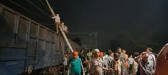 Amethi News: रेलवे फाटक तोड़ पटरी पर आया ट्रक मालगाड़ी से टकराया, भीषण टक्कर के बाद वाराणसी-लखनऊ मार्ग बाधित 2 image 171