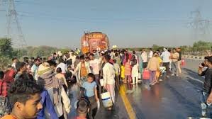 Agra News: लखनऊ एक्सप्रेसवे पर रिफाइंड से भरा टैंकर बस से टकराया, मदद की जगह...बोतल-बाल्टी लेकर दौड़े लोग; मच गई लूट 2 image 189