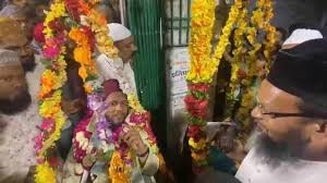 Unnao News: मौलाना को सिक्कों से तौला गया, तरावीह का दौर मुकम्मल होने पर दिया नजराना 2 image 258