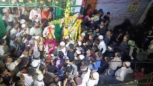 Unnao News: मौलाना को सिक्कों से तौला गया, तरावीह का दौर मुकम्मल होने पर दिया नजराना 3 image 259