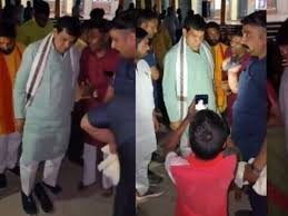 UP News: ऊर्जामंत्री के कार्यक्रम में बत्ती गुल, नाराज मंत्री ने SDO-JE को किया सस्पेंड, अँधेरे में पहनना पड़ा जूता 2 image 267