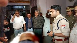 Sitapur News: सीतापुर में पत्रकार की दिनदहाड़े गोली मारकर हत्या:लखनऊ हाईवे पर बदमाशों ने टक्कर मारकर बाइक से गिराया, फिर अंधाधुंध फायरिंग की 2 image 91