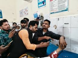 Sitapur News: सीतापुर में पत्रकार की दिनदहाड़े गोली मारकर हत्या:लखनऊ हाईवे पर बदमाशों ने टक्कर मारकर बाइक से गिराया, फिर अंधाधुंध फायरिंग की 3 image 92