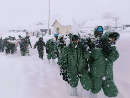 Chamoli Avalanche: बर्फ में फंसी जिंदगियां... मजदूरों को निकालने का काम जारी; माणा कैंप के पास हुआ था हिमस्खलन 2 image