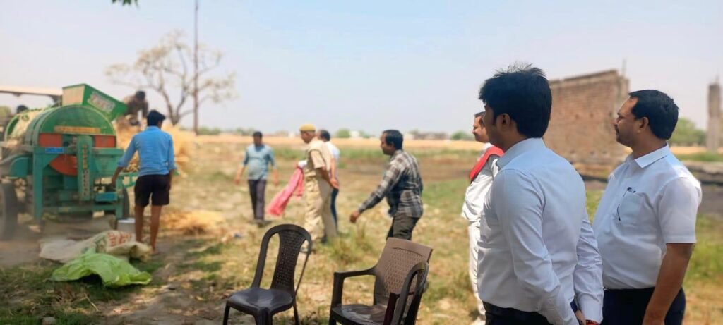 UP News: मुख्य विकास अधिकारी आर. जगत सांई ने की क्रॉप कटिंग, किसानों से संवाद कर समस्याओं का लिया जायजा 1 WhatsApp Image 2025 04 07 at 5.00.10 PM