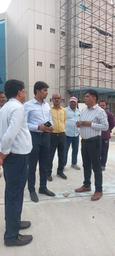 Chandauli: फिश मंडी निर्माण का निरीक्षण: सीडीओ आर. जगत साईं ने दिए गुणवत्ता व समयबद्धता सुनिश्चित करने के निर्देश 3 WhatsApp Image 2025 04 10 at 12.21.29 PM