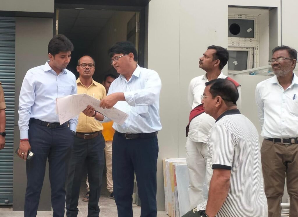 Chandauli: फिश मंडी निर्माण का निरीक्षण: सीडीओ आर. जगत साईं ने दिए गुणवत्ता व समयबद्धता सुनिश्चित करने के निर्देश 2 WhatsApp Image 2025 04 10 at 12.21.30 PM