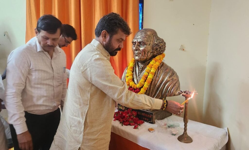 Chandauli: विश्व होम्योपैथी दिवस पर आयोजित कार्यक्रम में मा. मंत्री श्री दयाशंकर मिश्र 'दयालु' ने किया प्रतिभाग 3 WhatsApp Image 2025 04 11 at 1.36.31 PM 1