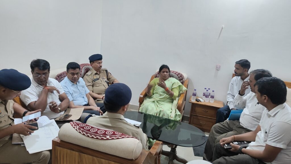 Chandauli News: महिला जनसुनवाई कार्यक्रम सम्पन्न: घरेलू हिंसा से जुड़े 20 मामलों की सुनवाई, एक प्रकरण मौके पर निस्तारित 2 WhatsApp Image 2025 04 18 at 3.22.20 PM