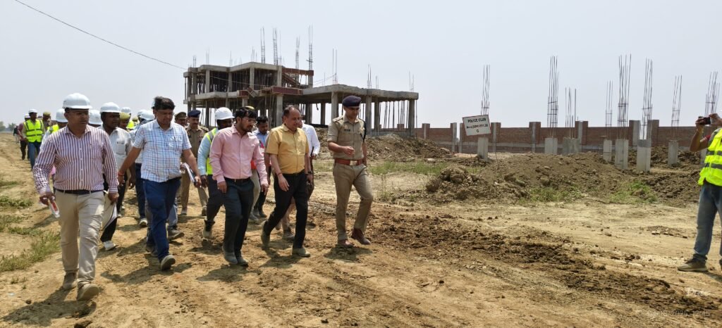 Chandauli: चंदौली में विशेष सचिव ने किया पुलिस लाइन निर्माण कार्य का निरीक्षण 2 WhatsApp Image 2025 04 19 at 10.37.42 AM