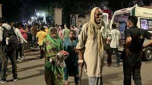 Lucknow News: लोकबंधु अस्पताल में आग, इन 21 तस्वीरों में देखिए किस हालत में बाहर निकाले गए मरीज, कैसे हुआ बचाव कार्य 4 image 157