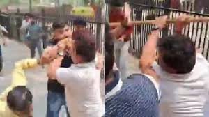 Lucknow News: चारबाग रेलवे स्टेशन पर जमकर चले लात घूसे और डंडे! खाने को लेकर हुए विवाद के बाद कैंटीन ठेकेदार और लोको पायलट आए आमने-सामने 2 image 182