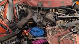 Jalaun News: जालौन में बुंदेलखंड एक्सप्रेस वे पर भीषण हादसा सड़क पर खड़े पानी टैंकर से कंटेनर टकराया चालक की मौत 2 image 208