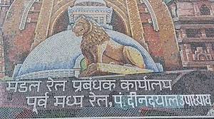 Chandauli News: डीआरएम बिल्डिंग में आग लगने से मची अफरा तफरी, आग की घटना को लेकर होने लगी तरह-तरह की चर्चाएं 2 image 224