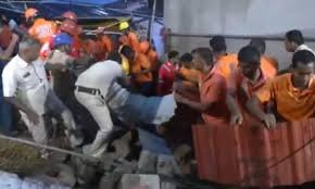 Visakhapatnam Accident: विशाखापत्तनम मंदिर में अक्षय तृतीया पर दीवार गिरने से 7 की मौत, कई लोग घायल 2 image 258