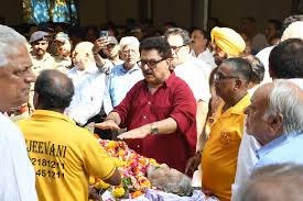 Manoj Kumar Last Rites: पंचतत्व में विलीन हुए मनोज कुमार, पति की देह से लिपटकर रोईं पत्नी, बेटे ने दी मुखाग्नि, तस्वीरें देख आंखें हो जाएंगी नम 3 image 47