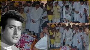 Manoj Kumar Last Rites: पंचतत्व में विलीन हुए मनोज कुमार, पति की देह से लिपटकर रोईं पत्नी, बेटे ने दी मुखाग्नि, तस्वीरें देख आंखें हो जाएंगी नम 2 image 48