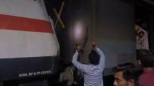 Etawah News: लखनऊ से आगरा जा रही एक्सप्रेस ट्रेन की इंजन में आई खराबी, 2 घंटे तक स्टेशन पर खड़ी रही ट्रेन 2 image 55