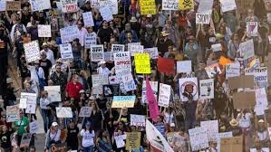 America Protest: अमेरिका में मचा बवाल, ट्रंप की इन नीतियों के खिलाफ सड़क पर उतरे लाखों लोग 2 image 74