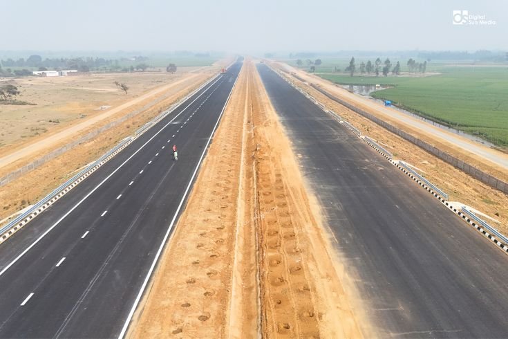 Ganga Expressway: हवाई पट्टी पर भारतीय वायु सेना का दिखा दम, लड़ाकू विमानों की गर्जन से गूंजा गंगा एक्सप्रेस-वे 2 GANGA EXPRESSWAY digitalsunmedia