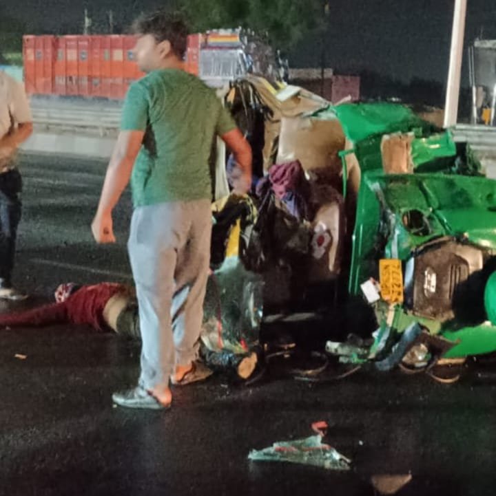 Chandauli: सड़क हादसे में इकलौते बेटे की मौत, गांव में छाया मातम 2 WhatsApp Image 2025 05 07 at 3.53.44 PM