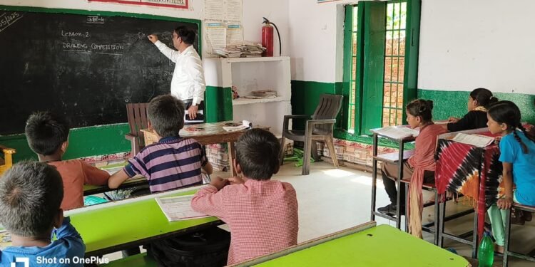 Chandauli: जिलाधिकारी के निर्देश पर 19 परिषदीय विद्यालयों का औचक निरीक्षण, 26 शिक्षाकर्मी अनुपस्थित 1 WhatsApp Image 2025 05 12 at 4.56.35 PM 1