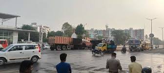 Lucknow News: चिनहट इलाके में दो ट्रकों के बीच हुई टक्कर से केबिन में लगी आग, एक चालक की मौत 2 image 164