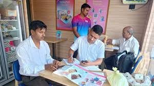 Gorakhpur News: तहसीलदार गर्मी में आइसक्रीम खा रहे थे, तभी दिखा कीड़ा, उसके बाद पड़ने लगे छापे.. 2 image 247