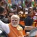 PM Modi Road Show: गुजरात के गांधीनगर में पीएम मोदी का भव्य रोड शो, फूलों की वर्षा से हुआ स्वागत 3 image 267