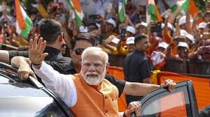 PM Modi Road Show: गुजरात के गांधीनगर में पीएम मोदी का भव्य रोड शो, फूलों की वर्षा से हुआ स्वागत 2 image 267