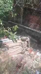 Lucknow News: कार चलाते समय 'रीलबाजी' पड़ी भारी! ब्रेक की जगह दबा एक्सीलेटर, लोहिया चौराहे पर बेकाबू होकर नाले में जा गिरी कार 2 image 317