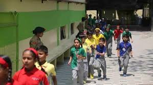 Lucknow News: भारत-पाक के तनाव के बीच अलर्ट मोड पर हुए लखनऊ के स्कूल! सेंट जोसेफ स्कूल में बच्चों ने किया मॉकड्रिल, सिखाए गए बचाव के उपाय 2 image 84