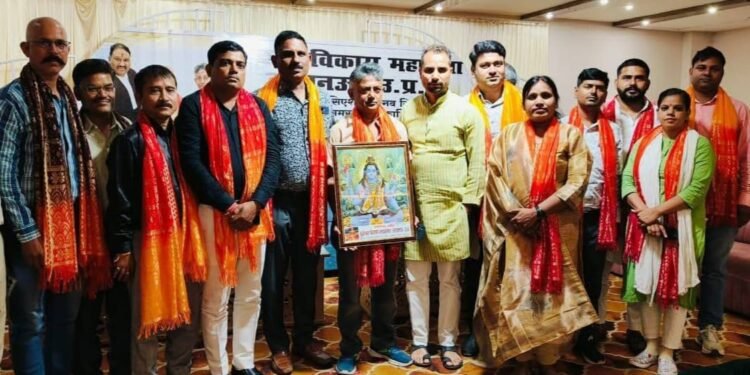 Lucknow News: सेंट्रल बार एसोसिएशन की नवनिर्वाचित कार्यकारिणी का बुद्धेश्वर विकास महासभा ने किया स्वागत 1 WhatsApp Image 2025 06 09 at 12.27.03 PM 1