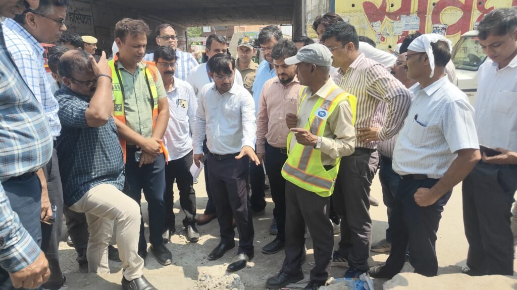 Chandauli: जिलाधिकारी चन्द्र मोहन गर्ग ने निर्माण कार्यों का किया निरीक्षण, दिए कड़े दिशा-निर्देश 4 WhatsApp Image 2025 06 12 at 4.04.07 PM 1
