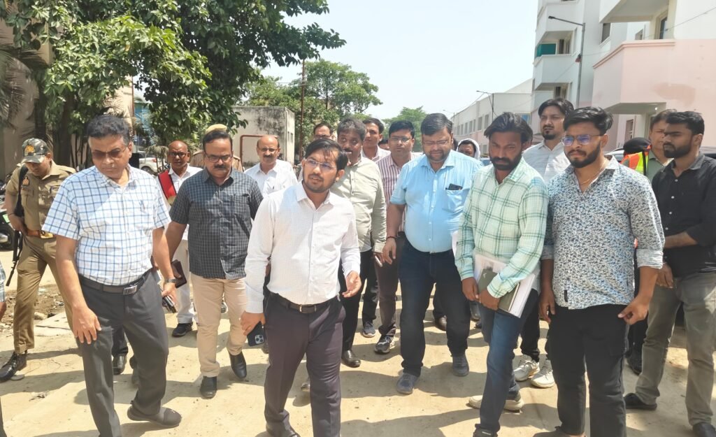 Chandauli: जिलाधिकारी चन्द्र मोहन गर्ग ने निर्माण कार्यों का किया निरीक्षण, दिए कड़े दिशा-निर्देश 3 WhatsApp Image 2025 06 12 at 4.04.08 PM