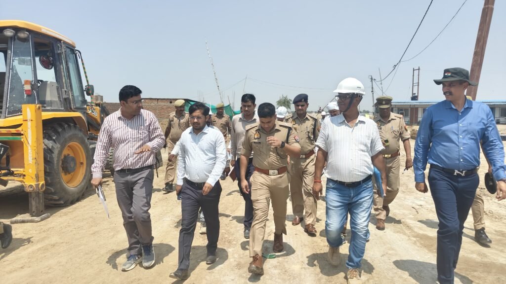 Chandauli: जिलाधिकारी चन्द्र मोहन गर्ग ने निर्माण कार्यों का किया निरीक्षण, दिए कड़े दिशा-निर्देश 2 WhatsApp Image 2025 06 12 at 4.04.23 PM