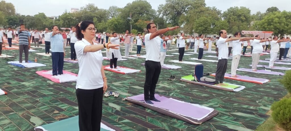 International Yoga Day 2025: प्रतापगढ़ में भव्य योग दिवस समारोह, 3000 लोगों ने किया सामूहिक योग 2 WhatsApp Image 2025 06 21 at 11.04.33 AM