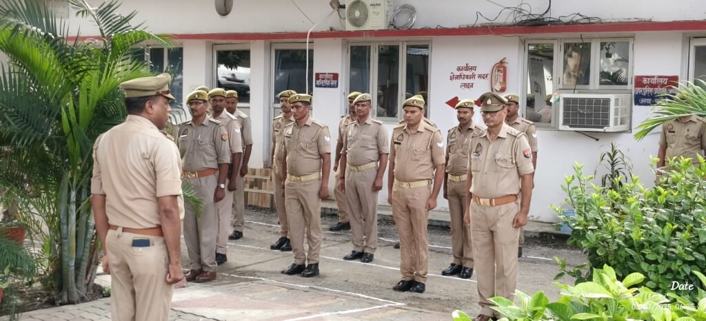 Chandauli: पुलिस अधीक्षक आदित्य लांग्हे ने ली शुक्रवार परेड की सलामी 2 WhatsApp Image 2025 06 27 at 12.32.51 PM 1