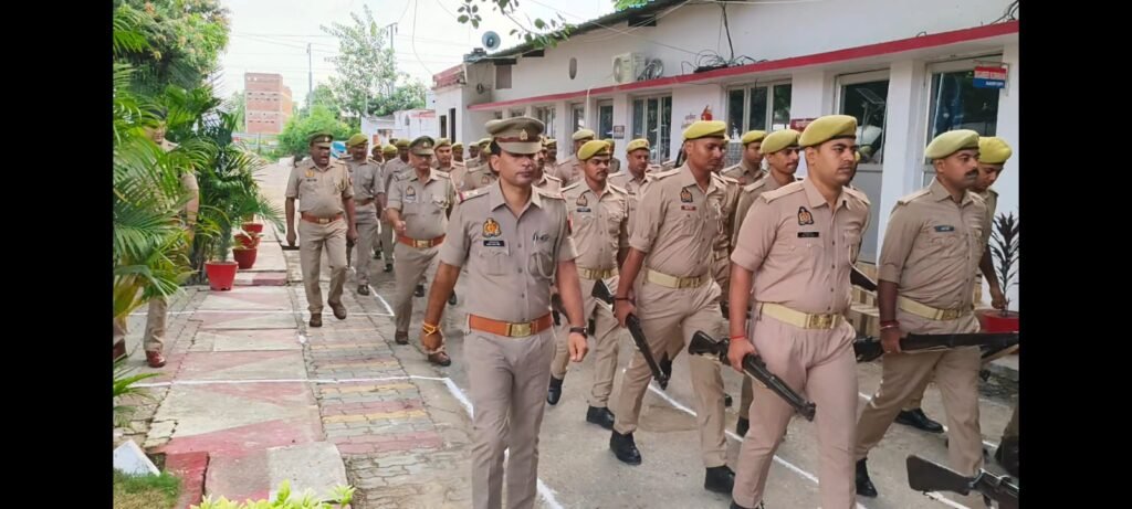 Chandauli: पुलिस अधीक्षक आदित्य लांग्हे ने ली शुक्रवार परेड की सलामी 3 WhatsApp Image 2025 06 27 at 12.32.51 PM