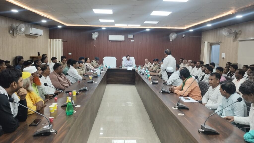 Chandauli News: आगामी मोहर्रम के त्यौहार पर कानून/ शांति व्यवस्था कायम रखने हेतु बैठक संपन्न 2 WhatsApp Image 2025 06 28 at 5.19.00 PM 1
