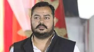 Lucknow News: आर्म्स एक्ट के मामले में लखनऊ कोर्ट में सरेंडर करने पहुंचा गोरखपुर का टॉप माफिया सुधीर सिंह, यूपी STF भी कर रही थी तलाश 2 image 180
