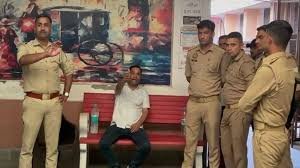 Firozabad News: पूर्व विधायक को दी जान से मारने की धमकी, पुलिस ने आरोपित एएस लग्जरी इन के स्वामी को शांति भंग में किया गिरफ्तार 2 image 186