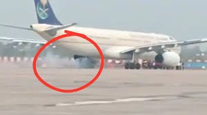 Lucknow News: अमौसी एयरपोर्ट पर Emergency! हज फ्लाइट के पहिये से निकली चिंगारी, पायलट की सूझबूझ से टला बड़ा हादसा 2 image 196