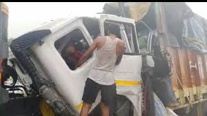 Chandauli News: तेज रफ्तार डंफर ने खड़ी ट्रक में मारी टक्कर, गंभीर रूप से घायल चालक को निकालने के लिए रेस्क्यू जारी 2 image 239