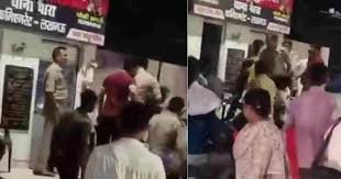 Lucknow News: बेखौफ बदमाशों से खौफ खा रही लखनऊ पुलिस! चौकी के बाद चलते रहे लात-घुसे, किनारे खड़े होकर मारपीट का आनंद लेते रहे पुलिसकर्मी 2 image 270