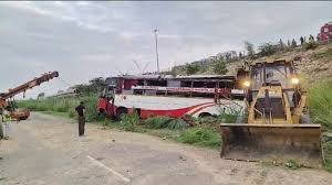 Etawah News: एक्सप्रेसवे से नीचे उतरी बिहार से दिल्ली जा रही बस, विदेशी महिला समेत दो की मौत, दर्जनों घायल 2 image 367