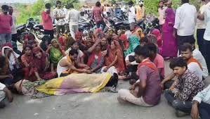 Jalaun News: जालौन युवक की मौत के बाद परिजनों ने शव रखकर लगाया जाम, हत्या का आरोप 2 image 371